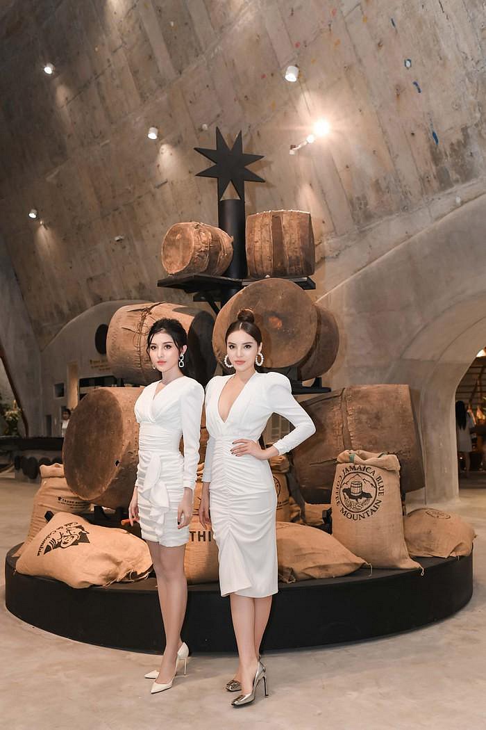 Á hậu Huyền My và Hoa hậu Kỳ Duyên đã tạo dáng thân thiết bên nhau trong một sự kiện gần đây.