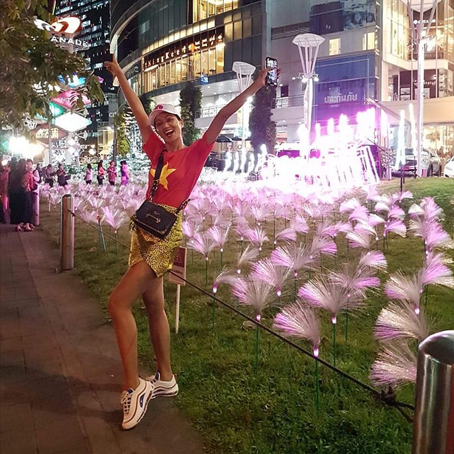Hoa hậu H’Hen Niê dù đang tất bật với cuộc thi Hoa hậu Hoàn vũ 2018 nhưng vẫn dành thời gian để theo dõi trận chung kết. Ngay sau chiến thắng của đội nhà, H’Hen Niê đã tự đi bão ở Thái Lan.