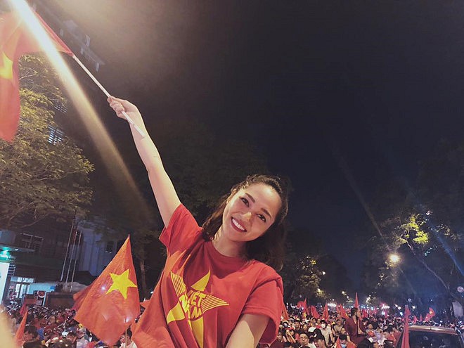 Nữ ca sĩ Bảo Anh giơ cao cờ đỏ sao vàng trên đường phố, mừng chiến thắng của đội tuyển. Bảo Anh cho biết tiếc nuối duy nhất ở trận chung kết lượt về là các cầu thủ Việt Nam bị phạt nhiều thẻ vàng.