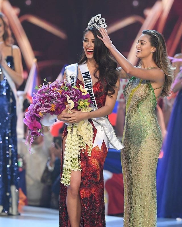 Phút đăng quang ngập tràn hạnh phúc của hoa hậu Catriona Gray.    