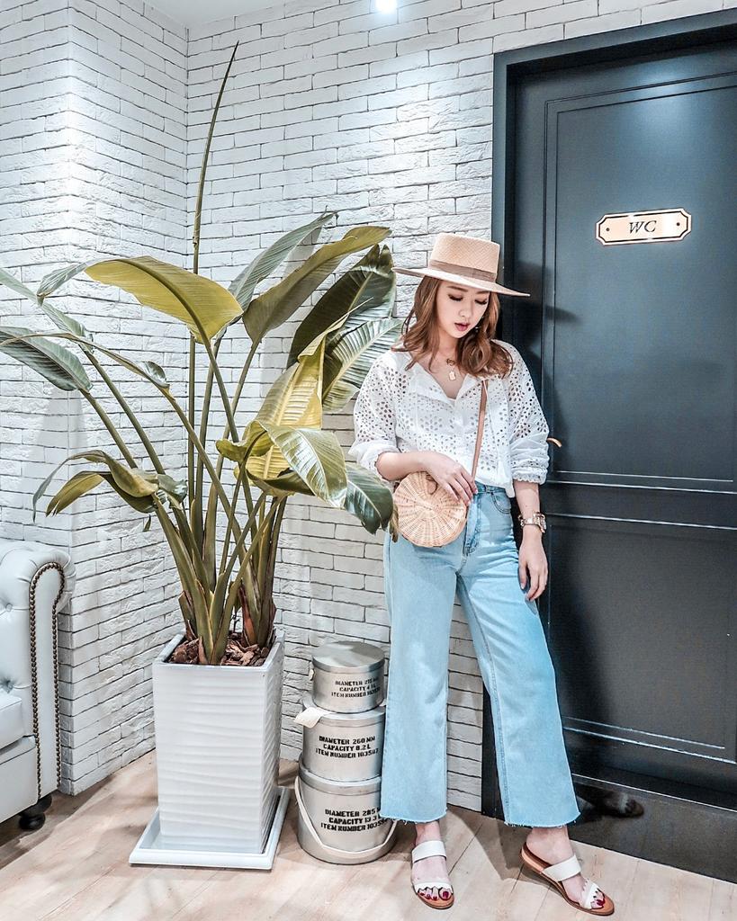 Quần jean ống rộng phối cùng áo blouse thoáng mát, đi sandal đế bệt là set đồ cực kỳ phù hợp với ngày nắng nóng.