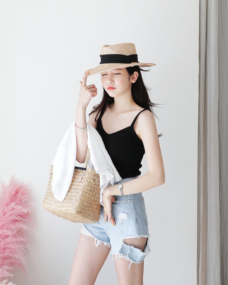 Mũ có vành che chắn cho khuôn mặt tốt hơn khi di chuyển ngoài trời.