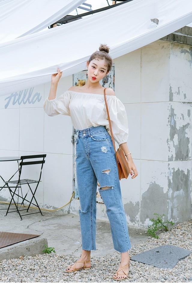 Áo trễ vai cũng là gợi ý tuyệt vời trong ngày oi ả. Tuy nhiên, khi diện mẫu áo này bạn nên mặc thêm áo khoác khi đi ngoài nắng.