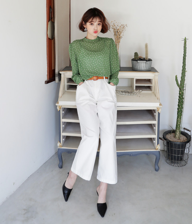 Ngoài jean, bạn có thể chọn các kiểu quần ống rộng từ vải kate, khaki... Đây là set đồ phối theo phong cách công sở với áo sơ mi voan cách điệu.