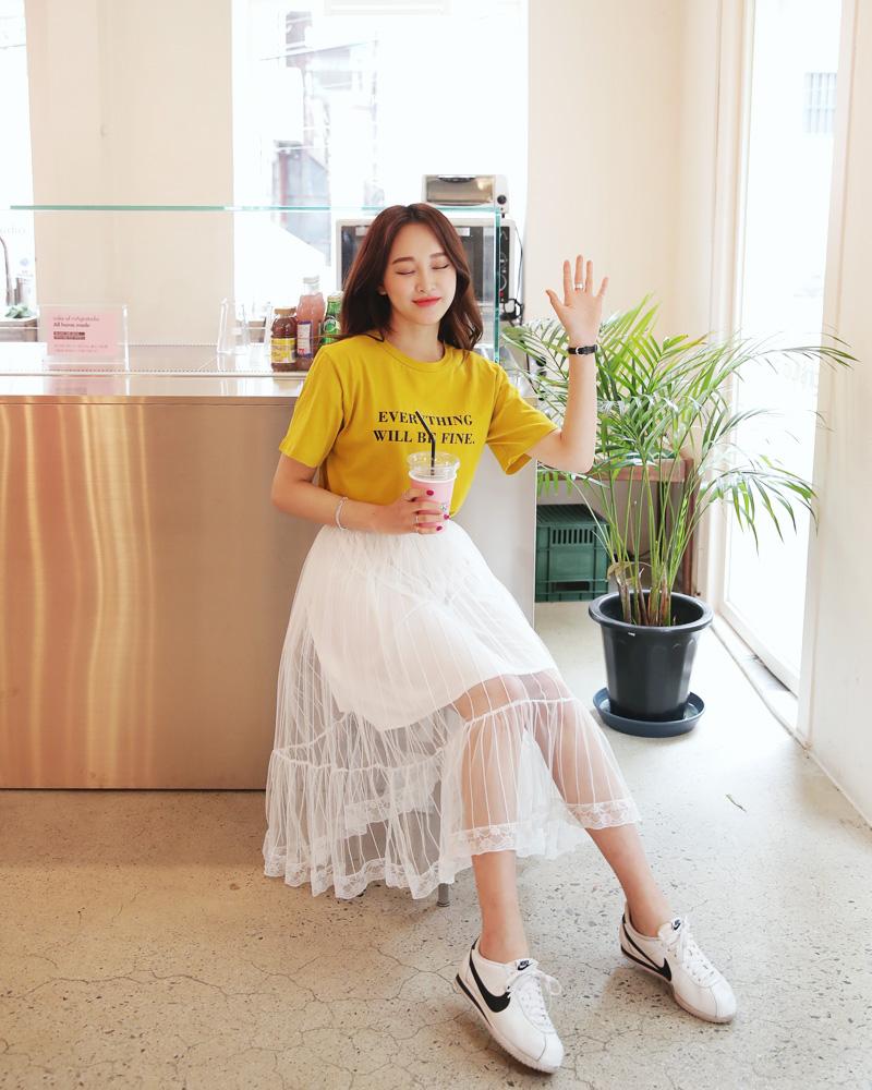 Cô nàng điệu đà nên chọn các kiểu váy dài để phối cùng áo phông trong ngày hè để che nắng cho đôi chân.