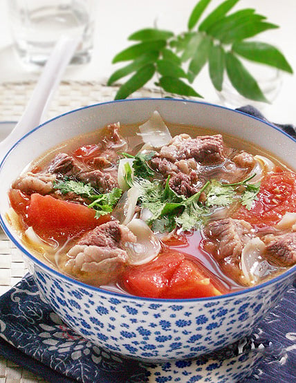 truong-day-nau-an-mon-thit-bo-nau-canh-ca-chua