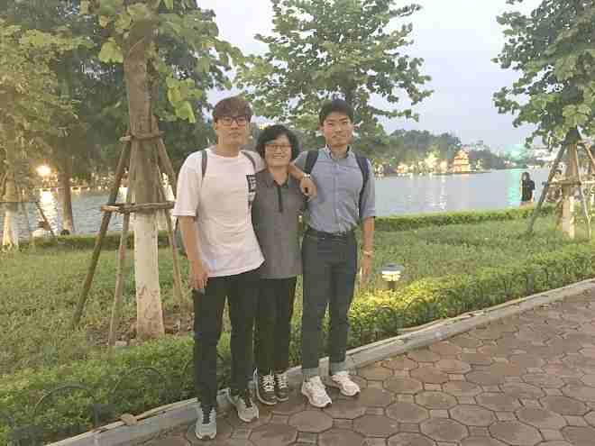 Shin Jae Wook (ngoài cùng bên trái) đưa mẹ và em trai từ Hàn Quốc đến thăm hồ Hoàn Kiếm tháng 9 năm 2016