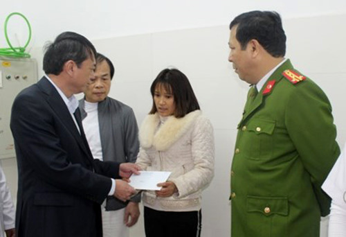Chủ tịch UBND tỉnh Cao Bằng Hoàng Xuân Ánh đến động viên gia đình nạn nhân. Ảnh: Báo Cao Bằng.