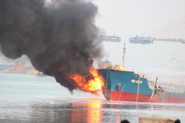 Tàu Hải Hà 18 bốc cháy dữ dội sau tiếng nổ lớn.