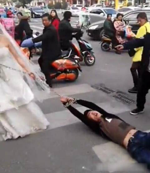 Chú rể bị cô dâu xích tay, kéo lê trên đường phố do không tới đám cưới.