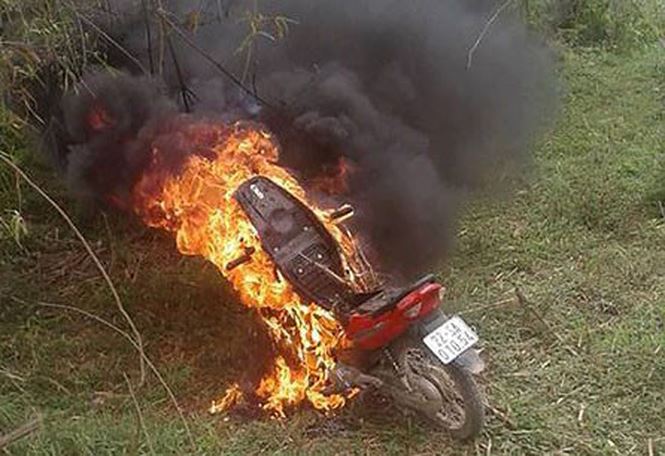 Chiếc xe máy bị đốt