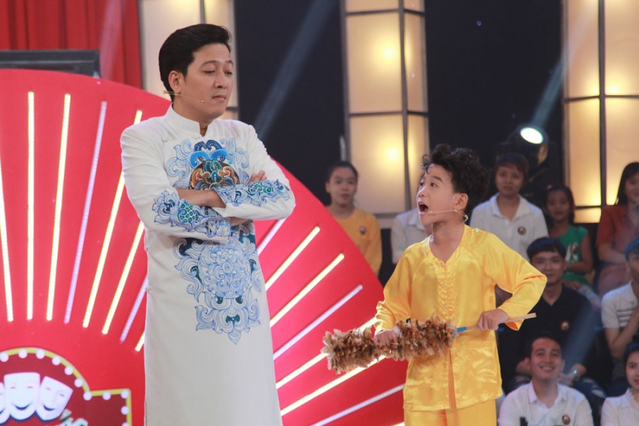 Trong đêm Gala đầu tiên của Thách thức danh hài mùa 4, Trường Giang vào vai diễn con trai cậu bé Minh Chiến. Điều đáng nói, nam danh hài bị 