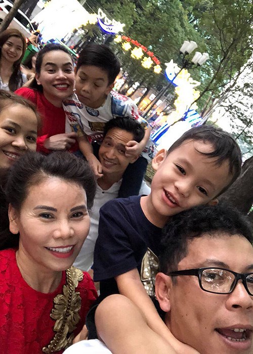 Mới đây nhất, cộng đồng mạng truyền tay nhau bức ảnh Kim Lý không ngại cõng Subeo đi du xuân cùng gia đình hà Hồ. Có thể thấy, nam diễn viên vô cùng thân thiết với các thành viên gia đình bạn gái.