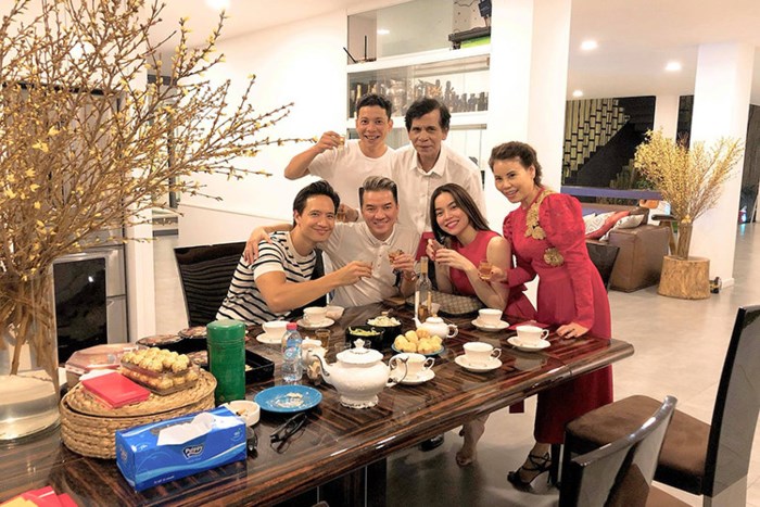 Kim Lý vui vẻ đón Tết Nguyên Đán 2018 cùng Hà Hồ và gia đình của cô. Mối quan hệ giữa Kim Lý và Hồ Ngọc Hà ngày càng gắn bó.