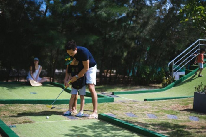 Kim Lý từng bị bắt gặp đang nhiệt tình chỉ dạy cho con trai của Hồ Ngọc Hà đánh golf.
