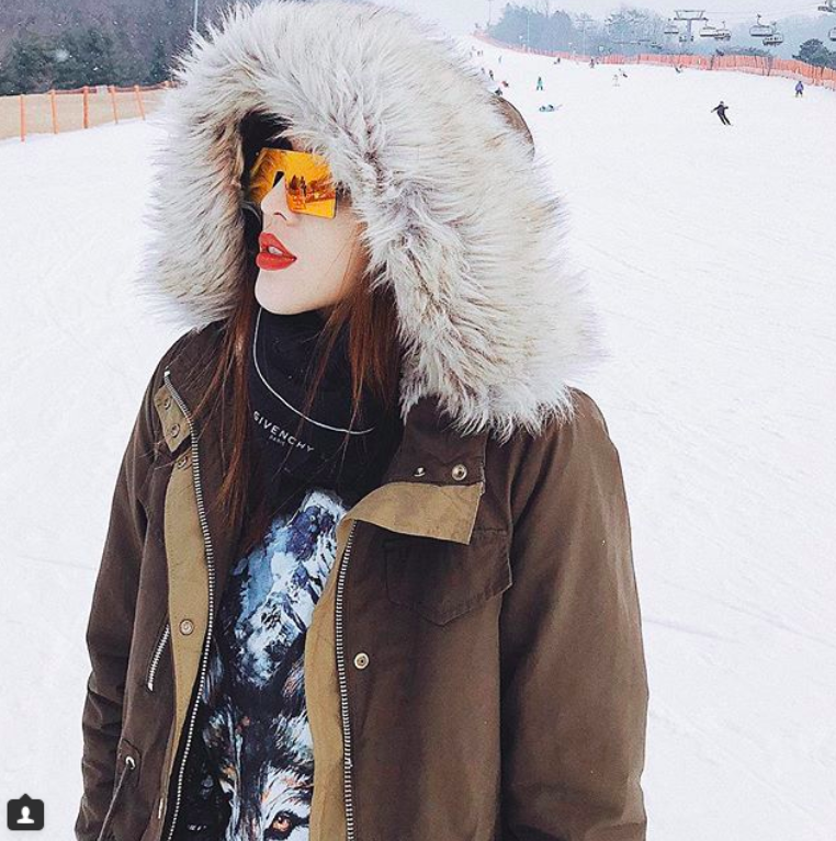 Hình ảnh rạng rỡ giữa tuyết trắng của Kỳ Duyên khiến nhiều người  bình luận. Thời tiết tại Hàn khoảng 2 độ C và cô nàng phải mặc tới 3 chiếc áo giữ nhiệt.
