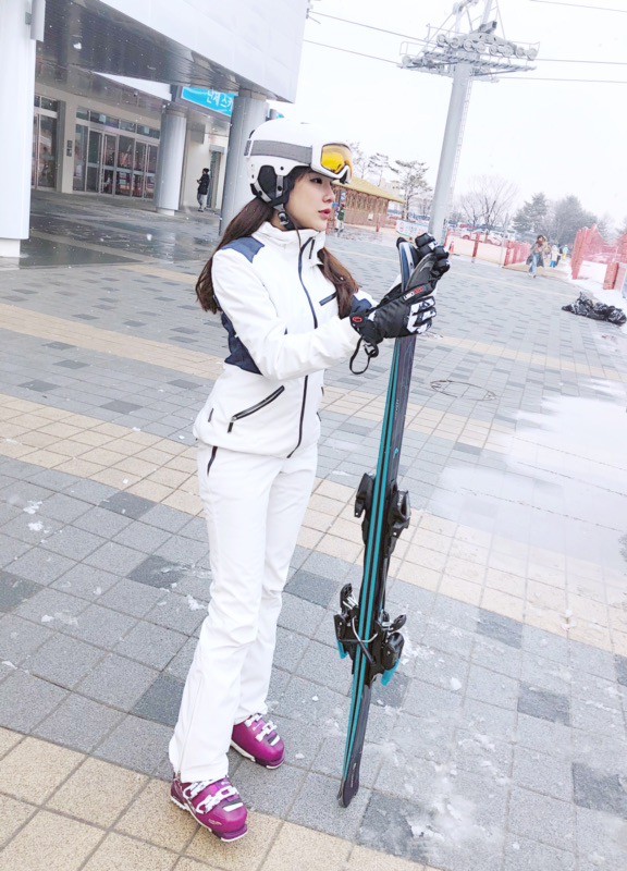 Style trượt tuyết của Diệp Lâm Anh chẳng thua kém bất kì mỹ nhân Kbiz nào.