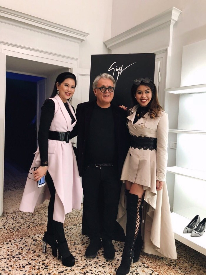 Cũng tại Milan Fashion Week, gia đình quyền lực này cũng thường xuyên gặp gỡ các NTK nổi tiếng như Giorgio Armani hay Giusseppe Zanotti.
