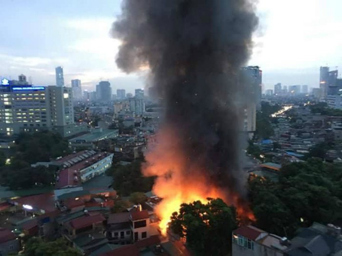 Vụ cháy xảy ra vào chiều tối 17/9 gần khu vực BV Nhi Trung ương.