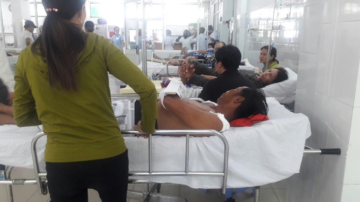 Ông Bình bị thương nặng được đưa vào Bệnh viện Đà Nẵng cấp cứu.
