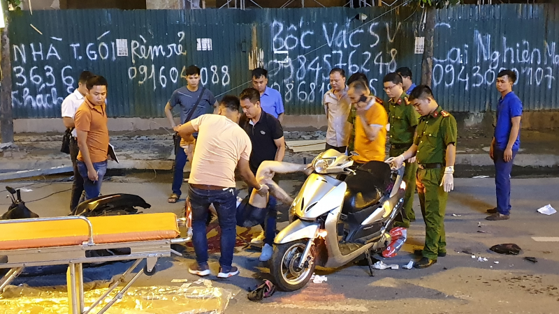 Lực lượng pháp y khám nghiệm hiện trường cô gái đi xe máy bị sắt rơi trúng đầu tử vong tại đường Lê Văn Lương, Hà Nội  