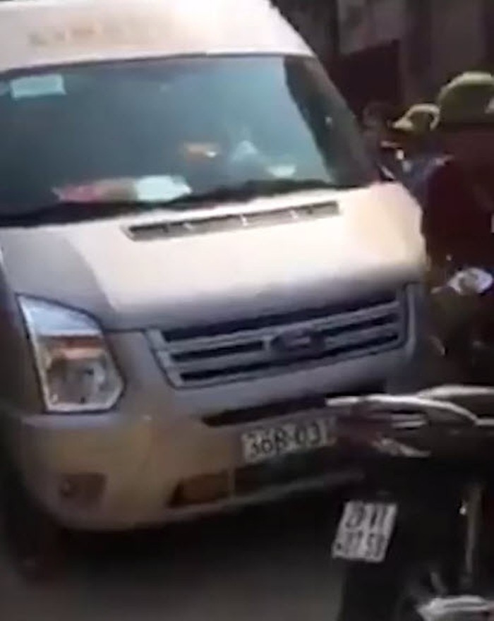 Thanh niên nhà trai chặn ô tô nhà gái ở Ba Vì (Hà Nội).