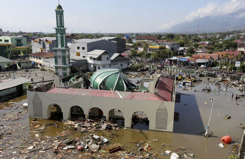 Nhà thờ Hồi giáo tại thành phố Palu sụp đổ sau đợt thảm họa kép động đất và sóng thần ngày 28/9. Ảnh: AP.  