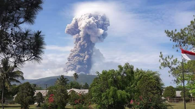 Núi lửa Soputan phun tro bụi nóng bỏng lên không trung. Ảnh: EPA  