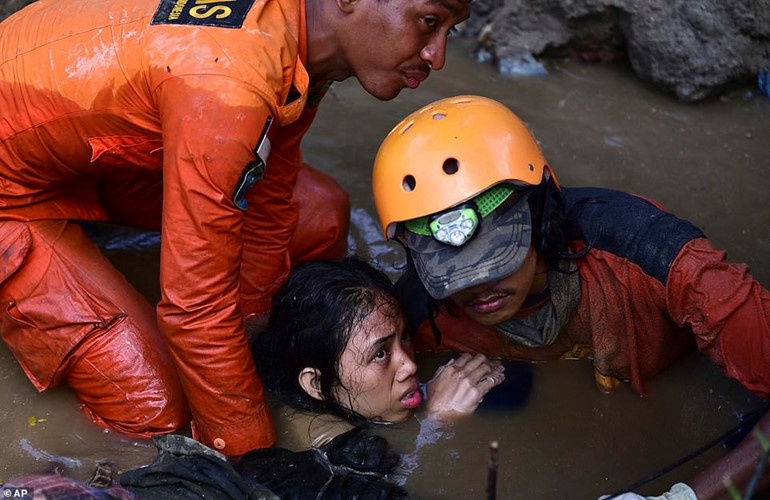 Công tác cứu hộ gặp rất nhiều khó khăn bởi nhiều dư chấn sau thảm họa động đất, sóng thần.