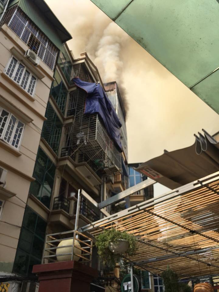 Lửa và khói bốc cao nghi ngút từ tầng 6 căn nhà.    