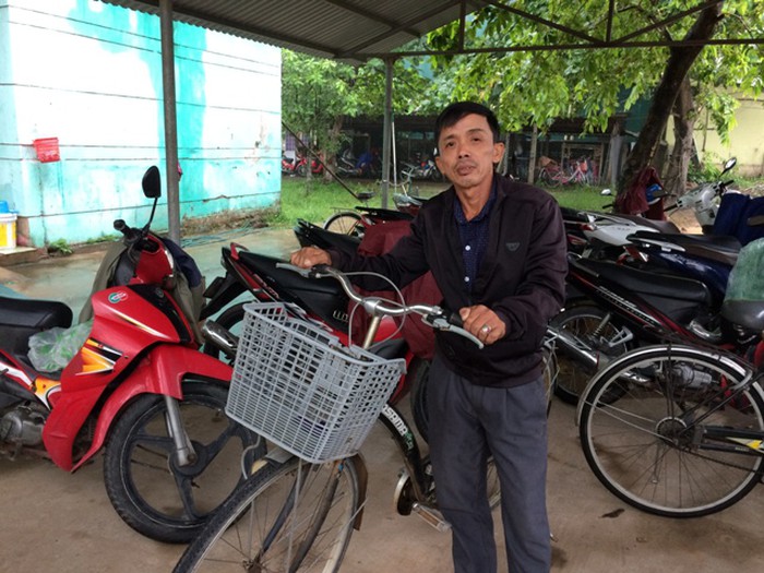 Bị lừa mất xe máy, ông Trương Văn Hùng phải đi xe đạp.   