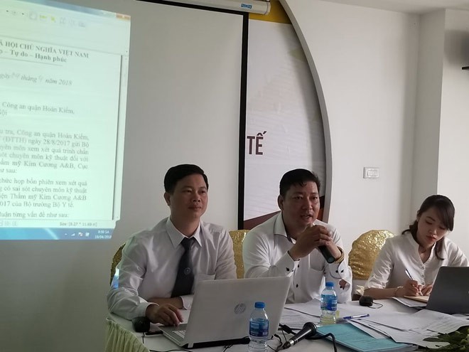 Đại diện Bệnh viện Thẩm mỹ Kim Cương công bố kết luận của Bộ Y tế