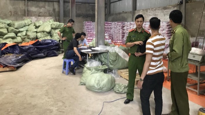 Lực lượng chức năng kiểm tra tại cơ sở sản xuất bỉm giả của ông Đặng Thành Lâm