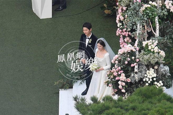 Bí mật xoay quanh bó hoa cưới đang gây sốt của Ngô Thanh Vân Giống diễn  viên Song Hye Kyo dùng 90 hoa nhập khẩu từ nước ngoài để trang trí
