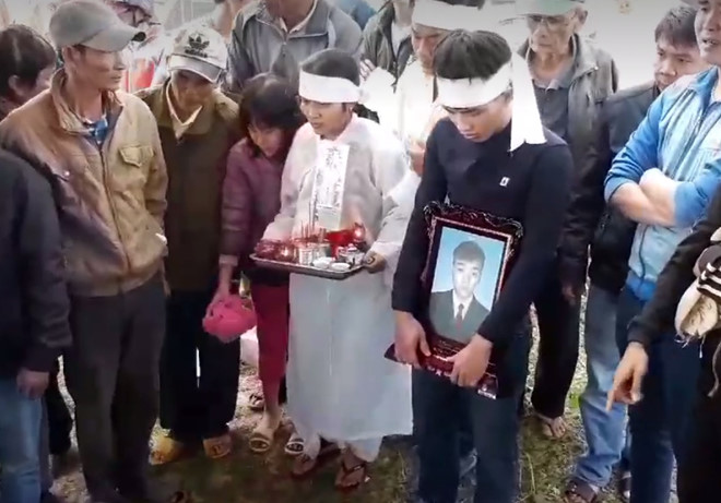 Xót xa lễ tang lặng lẽ của ca sĩ lâm gia khang và đồng nghiệp qua đời sau tai nạn với xe tải