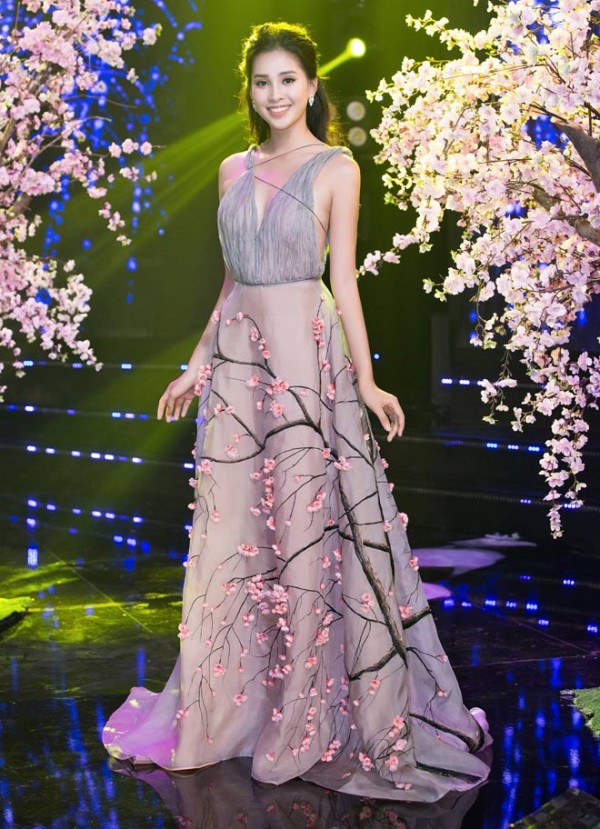 Hoa hậu Việt Nam 2018 - Trần Tiểu Vy gây ấn tượng với chiếc váy có phần thân cực kỳ gợi cảm, khoe cả tấm lưng ong và phần ngực nhưng chẳng hề phản cảm.