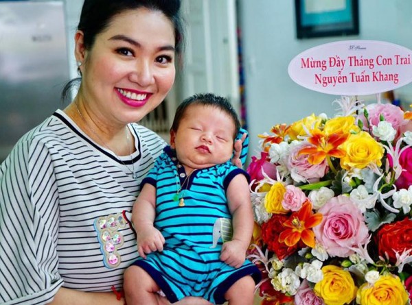 Sau khi sinh con, Lê Khánh xuất hiện với một gương mặt mũm mĩm..  