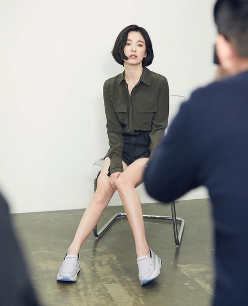 Những bức hình hậu trường chưa qua chỉnh sửa đã thể hiện một hình ảnh Song Hye Kyo đầy thần thái và cuốn hút. Danh xưng 'nữ thần' của cô là bất biến dù có đang ở độ tuổi gần 40 đi chăng nữa.    