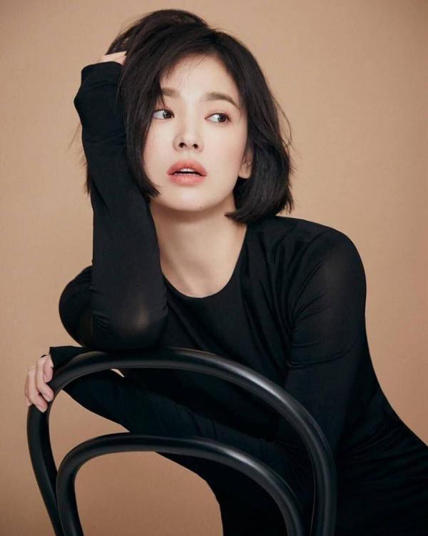 Tạo hình mới của Song Hye Kyo với mái tóc ngắn trong bộ phim “Encounter”.