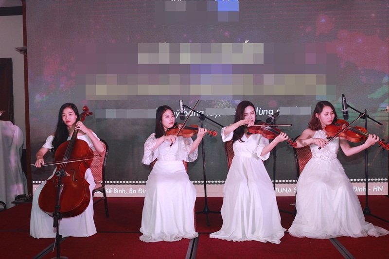 Bốn cô gái xinh đẹp thể hiện dàn nhạc dây tại sự kiện.