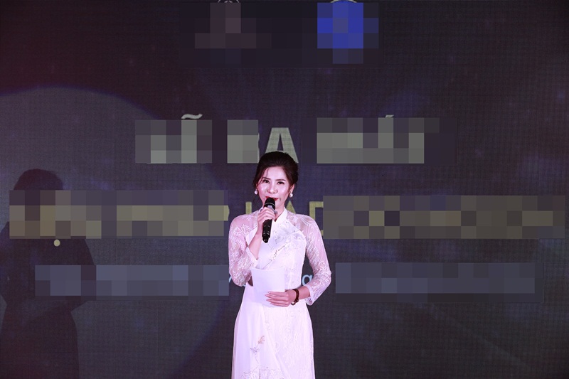Ca sĩ Sao Mai Lưu Kỳ Hương cũng xuất hiện tại sự kiện với áo dài ren trắng ấn tượng.