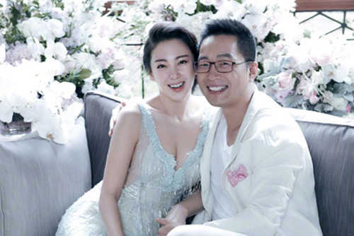 Trương Vũ Kỳ và doanh nhân Viên Ba Nguyên yêu nhau sau 10 ngày quen biết và kết hôn năm 2016, sau hai tháng tìm hiểu. Họ ly hôn hồi tháng 9/2018, khi đã có con sinh đôi - một trai và một gái.