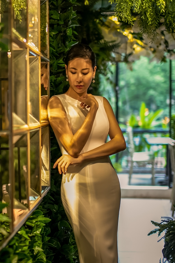 Hoa hậu Việt Nam 1992 hướng đến hình ảnh quý phái, sang trọng trong chiếc váy gam trắng đơn giản nhưng không kém phần tinh tế.     