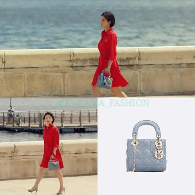 Trong phim, Song Hye Kyo thể hiện vẻ sành điệu khi mix&match màu sắc nổi bật trên trang phục cùng phụ kiện nhã nhặn. Túi xách Mini Lady Dior xanh pastel có giá 3.478 USD (80 triệu đồng). 