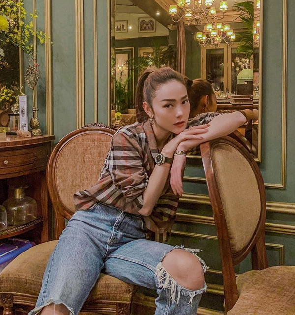 Minh Hằng trẻ trung cùng quần jeans rách bụi phủi và sơ mi burberry họa tiết kẻ nova.