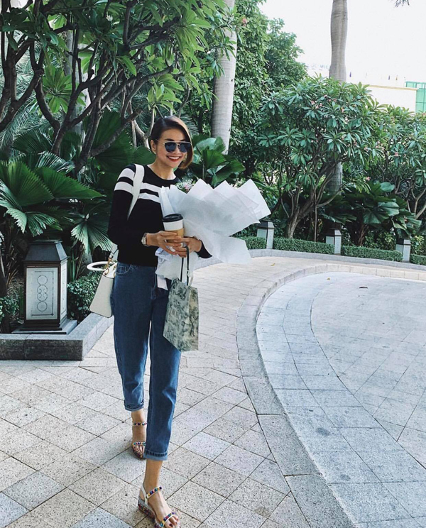 Siêu mẫu Thanh Hằng chọn quần jeans ống côn, áo sweater phối cùng sandal đế xuồng để diện dạo phố ngày giáp Tết.