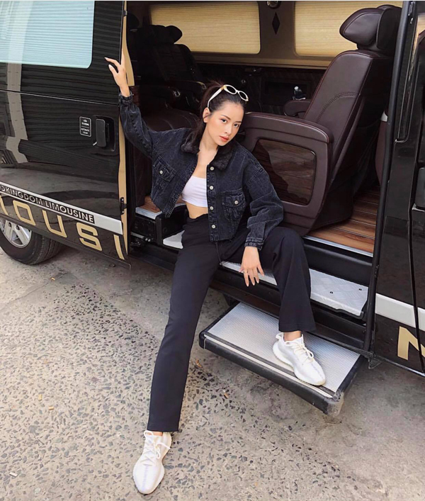 Chi Pu phối áo khoác jeans khi sử dụng áo quây khoe vẻ sexy. Người đẹp cũng áp dụng cách phối màu cơ bản giữa trắng và đen để xuống phố cuối năm.