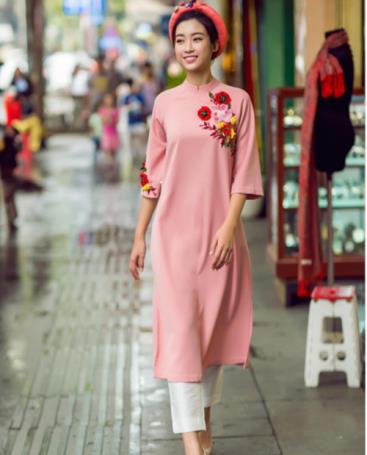 Họa tiết thêu đơn giản đính kết để mang lại sức hấp dẫn cho tà áo dài Việt.