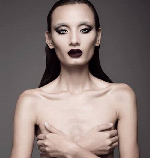 Lê Thúy còn không ngần xuất hiện trong bộ ảnh bán nude với vòng một lép kẹp.