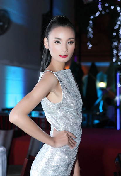 Vào năm 2011, bước ra từ Vietnam Next's Top Model, cô được biết đến là người mẫu gầy gò.